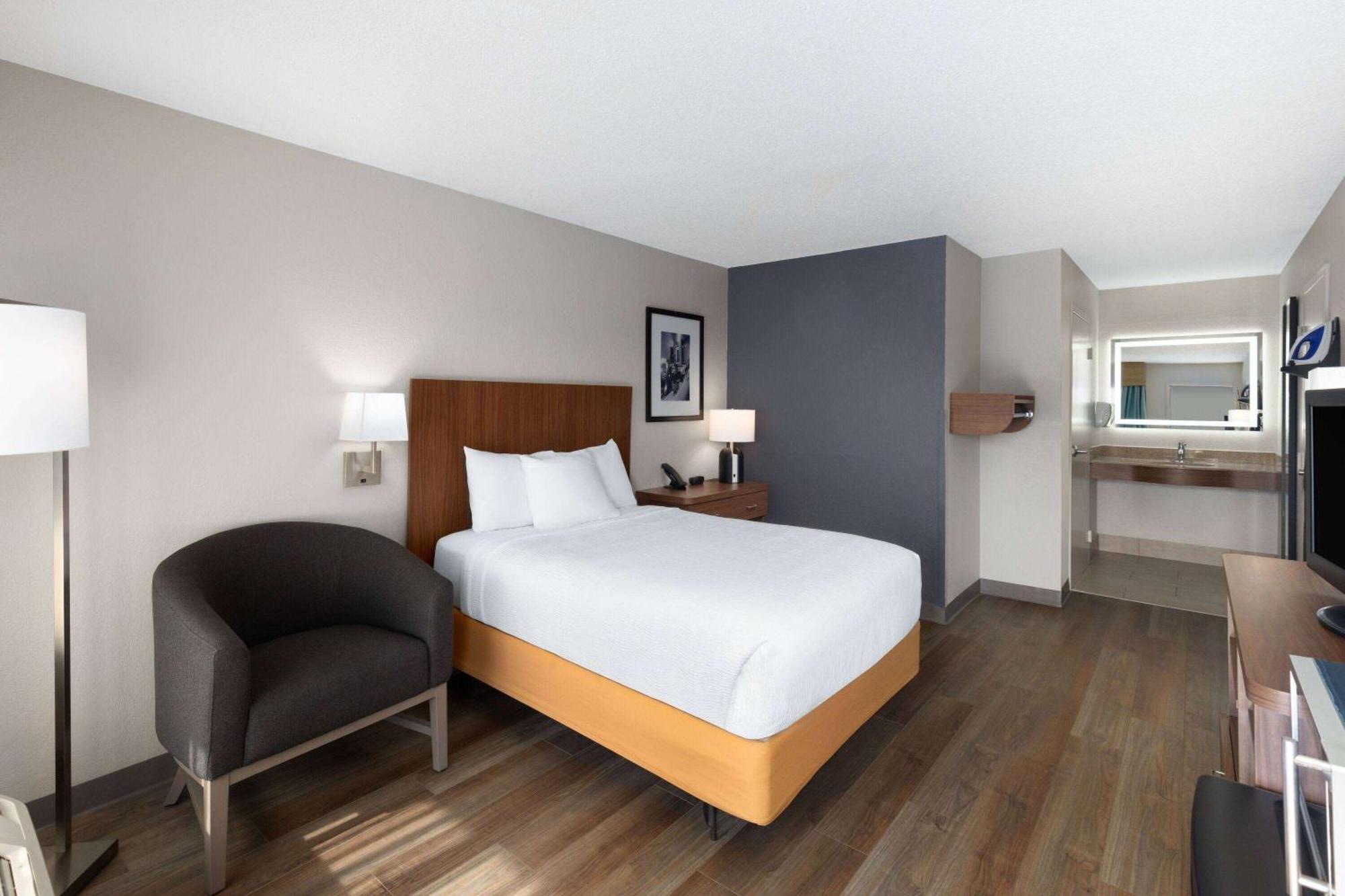 Baymont By Wyndham Nashville Airport Exterior photo