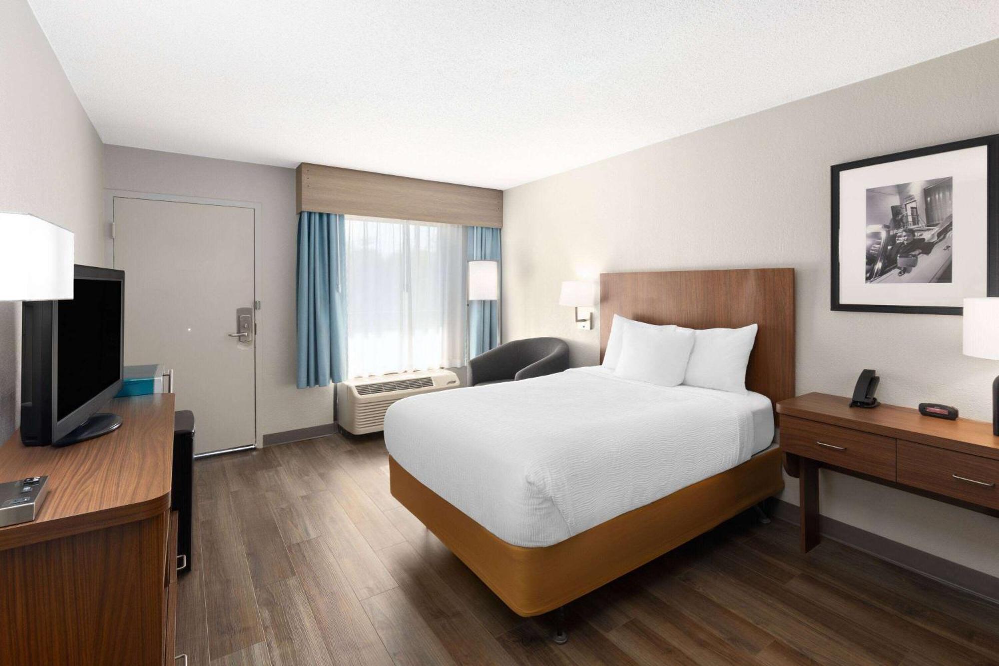 Baymont By Wyndham Nashville Airport Exterior photo