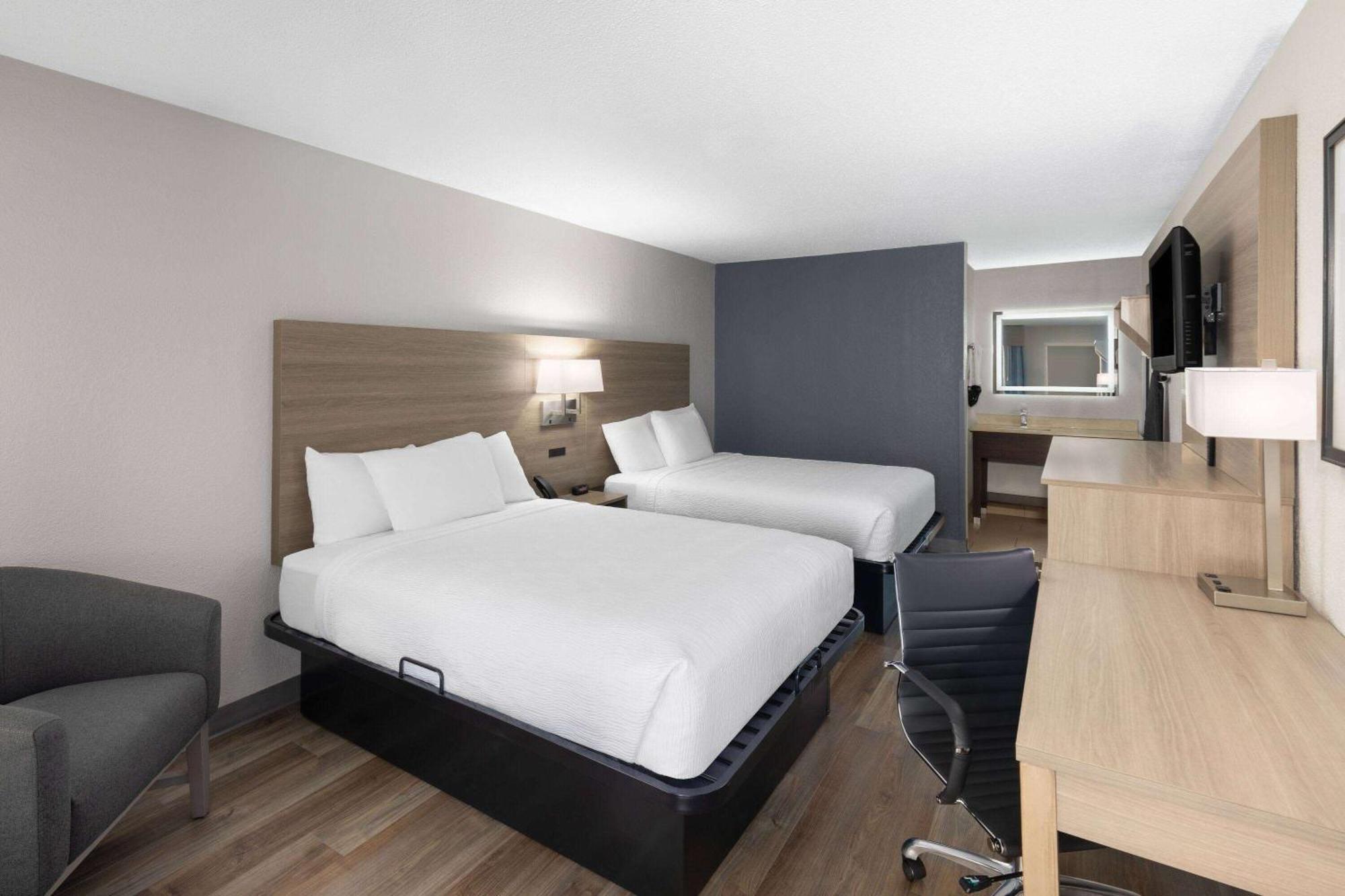 Baymont By Wyndham Nashville Airport Exterior photo