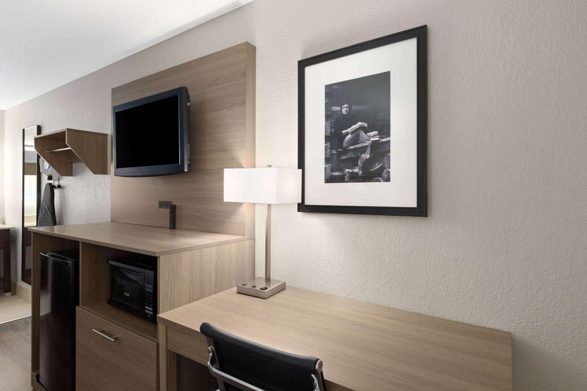 Baymont By Wyndham Nashville Airport Exterior photo