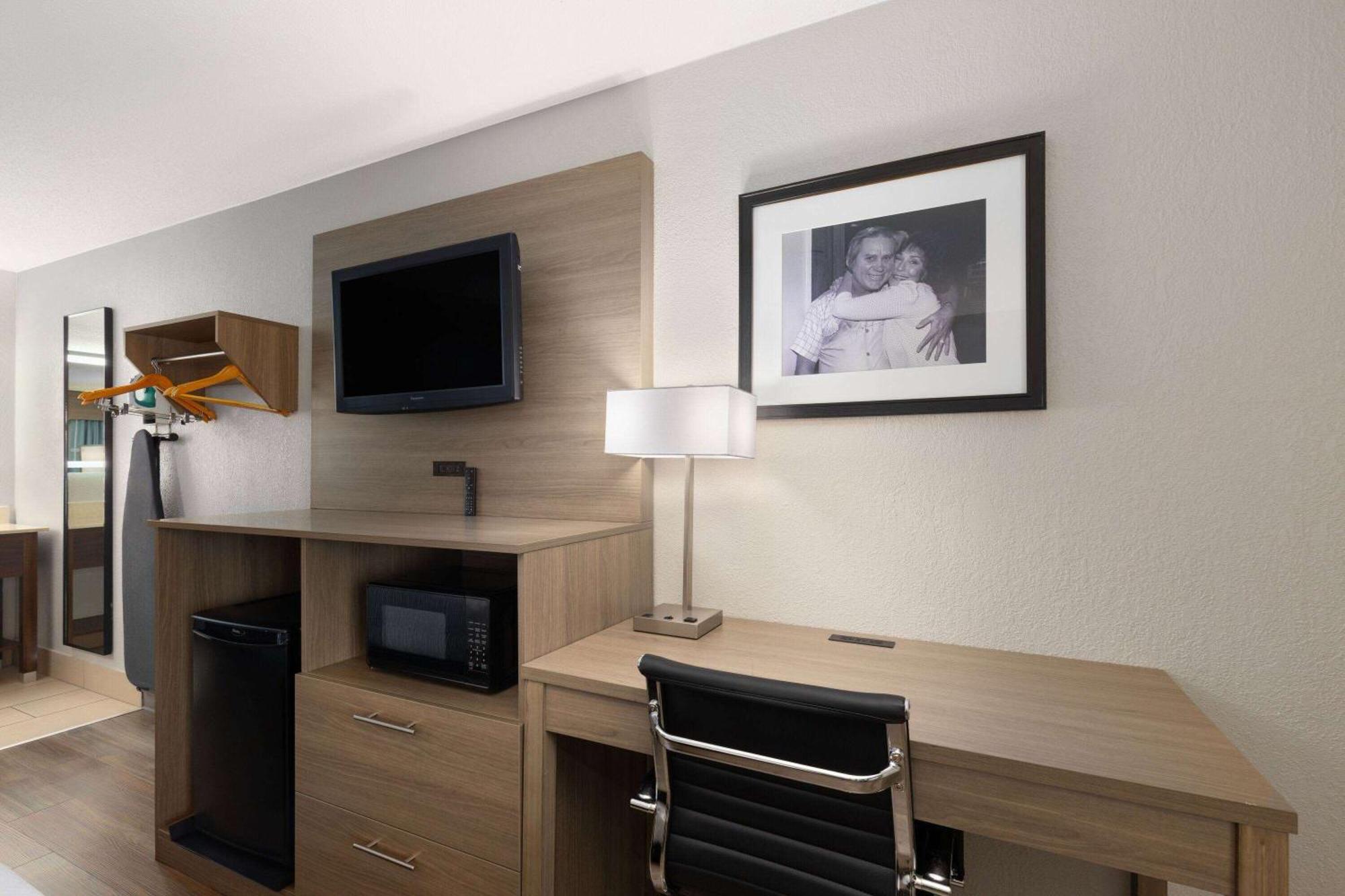 Baymont By Wyndham Nashville Airport Exterior photo