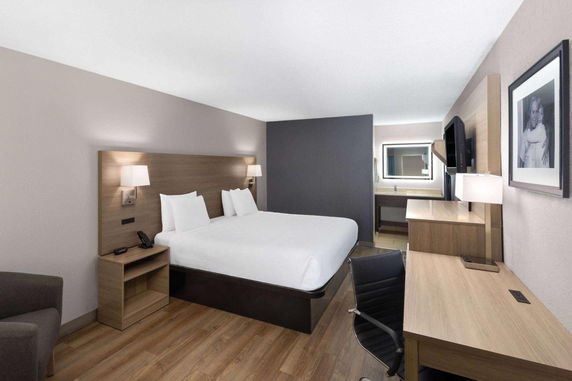 Baymont By Wyndham Nashville Airport Exterior photo
