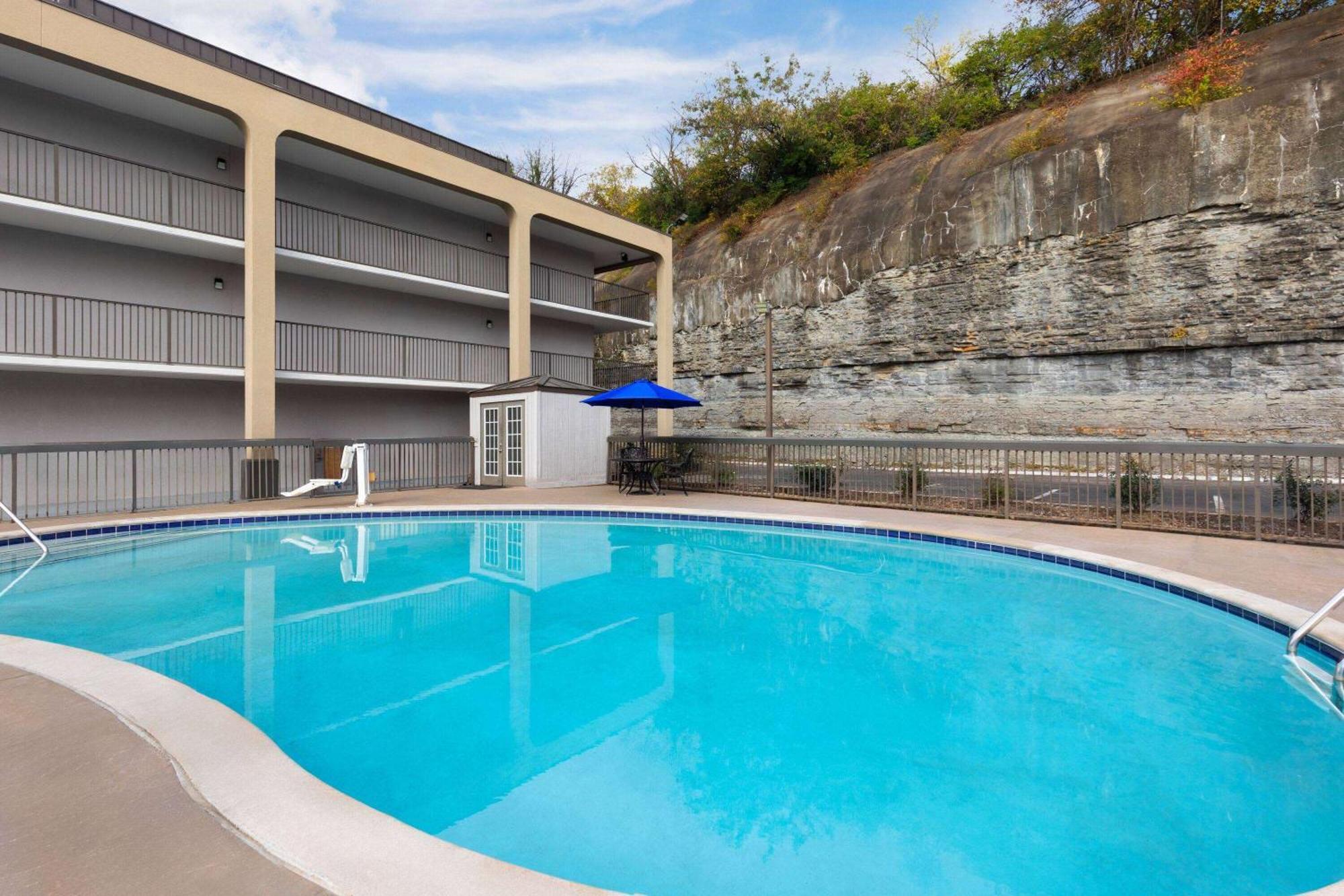 Baymont By Wyndham Nashville Airport Exterior photo