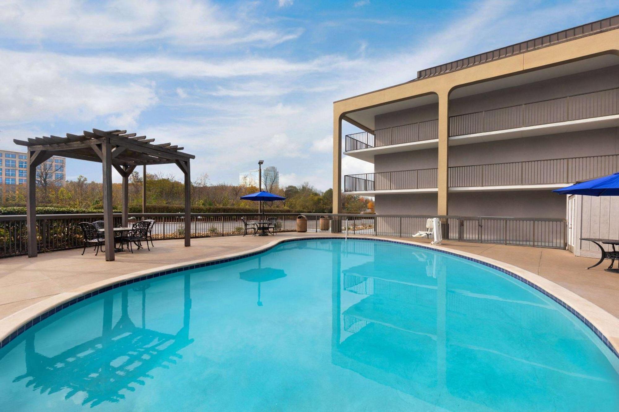 Baymont By Wyndham Nashville Airport Exterior photo
